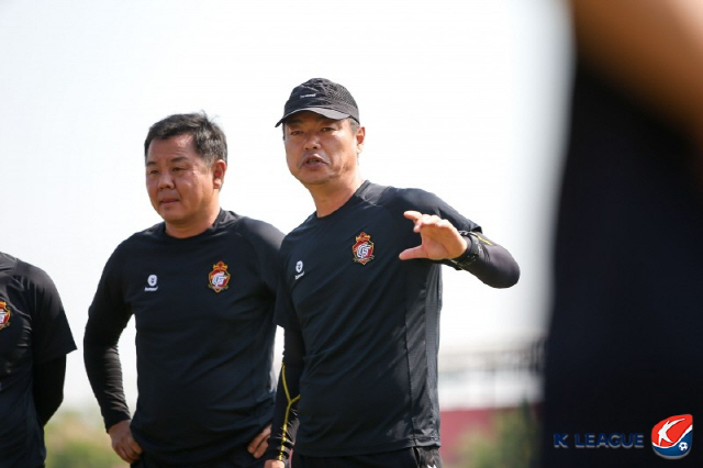 경남의 김종부 감독이 전술을 지시하고 있다. 사진제공=한국프로축구연맹
