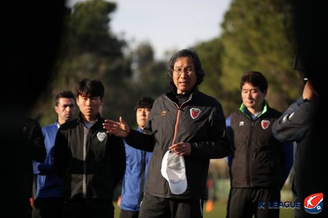 포항의 최순호 감독이 선수들에게 전술을 설명하고 있다. 사진제공=한국프로축구연맹