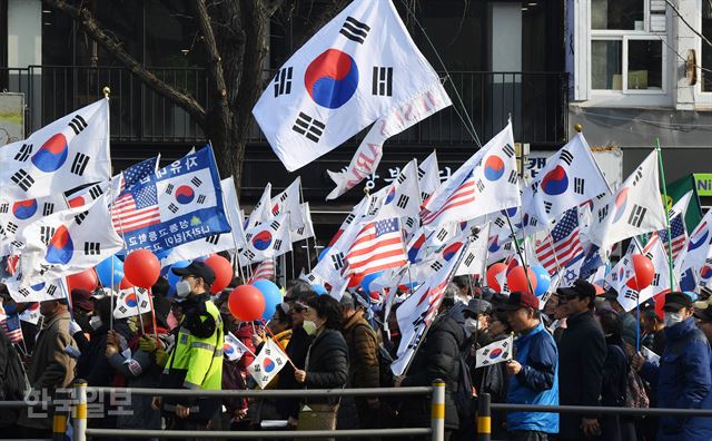 보수단체들이 1일 오후 서울역 광장에서 '100주년 3.1절 기념 및 110차 태극기 집회'를 가진 후 광화문 방향으로 가두시위를 벌이고 있다. 홍인기 기자