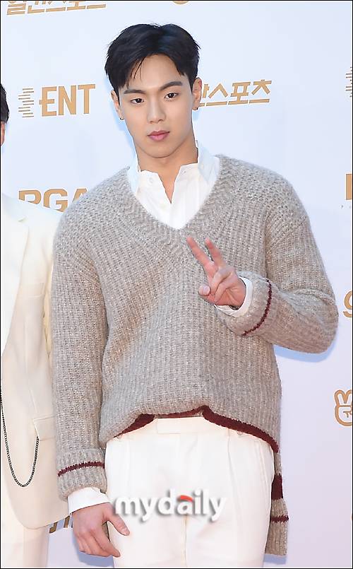 ▲ '여심 강탈 주의'…몬스타엑스 셔누, 니트에 빈틈이 없네