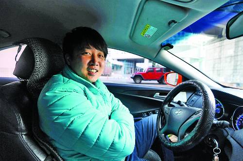 이준석 바른미래당 최고위원이 지난달 24일 서울 용산에서 그의 택시에 앉아 포즈를 취하고 있다. 이 최고위원은 지난달 1일부터 주 6일, 하루 12시간씩 택시를 몰고 있다. 윤성호 기자