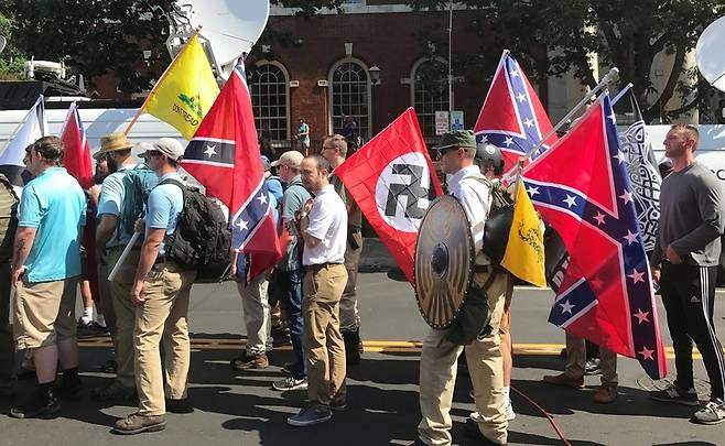 2017년 8월 미국 버지니아주 샬러츠빌에서 백인 우월주의 극우단체들이 벌인 시위의 참가자들이 남북전쟁 당시 남부연합군 깃발과 독일 나치 깃발을 들고 있다. 출처 위키피디아