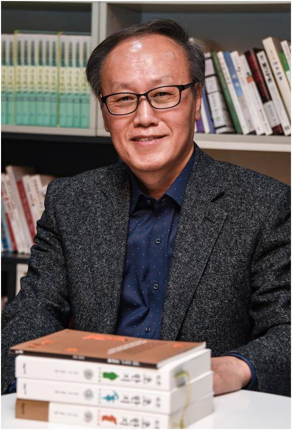 초한지 원전 ‘서한연의’를 완역해 ‘원본 초한지’를 펴낸 인문학자 김영문씨는 “초한지는 삼국지보다 앞선 시기를 다뤘을 뿐 아니라 독자적 내용을 갖췄다”며 “삼국지의 아류로 볼 수 없다”고 말했다.