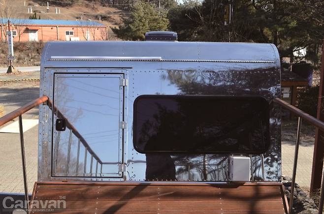 이층 테라스로 이어지는 도어