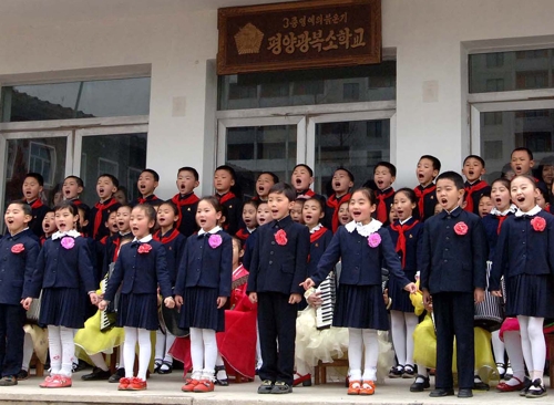 (평양 조선중앙통신=연합뉴스) 2013년 평양 광복소학교 입학식에서 학생들이 합창하고 있다.