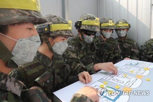 예비군 훈련 '미세먼지 마스크 지급' (남양주=연합뉴스) 임병식 기자 = 2019년 예비군훈련이 시작된 4일 경기도 남양주시 육군 56사단 금곡 과학화예비군훈련장에서 마스크를 착용한 예비군들이 시가지 전투 훈련을 준비하고 있다 올해부터는 미세먼지로 인한 예비군의 건강 보호를 위해서 미세먼지 방지 마스크를 지급한다. 1인당 하루 1매 지급이며 미세먼지가 '나쁨' 수준이면 부대장의 판단으로 야외훈련을 통제할 수 있다. 2019.3.4