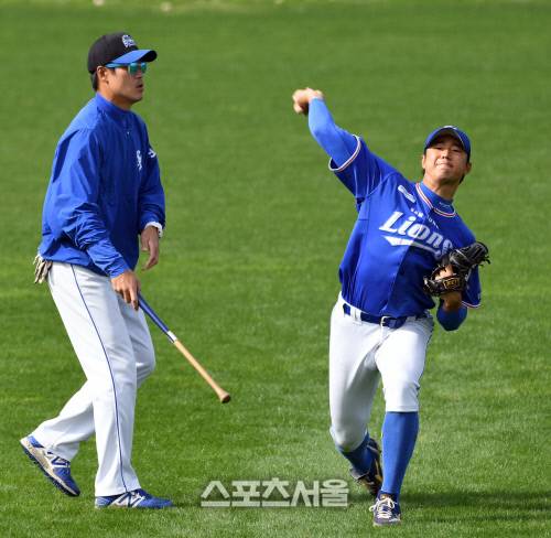삼성 최충연이 25일 오키나와 아카마구장에서 진행된 스프링캠프에서 훈련하고 있다. 2019.2.25 오키나와|배우근기자kenny@sportsseoul.com