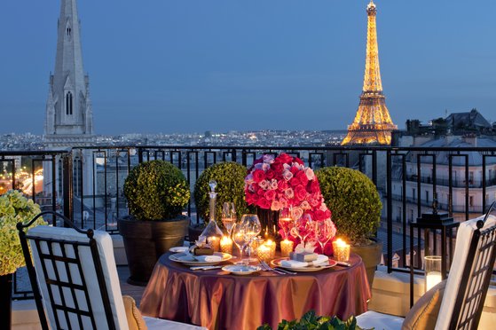 샹젤리제 거리에 자리한 포시즌스 호텔 조지 V는 에펠탑 전망이 빼어나다. [사진 프랑스관광청]