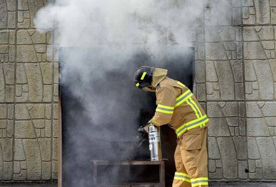 소방관이 K급 소화기로 화재 진화 시연을 하고 있다. 프리랜서 김성태