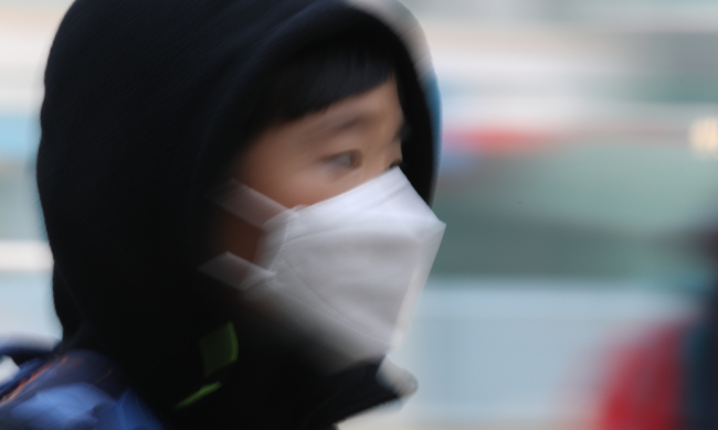수도권에 6일째 미세먼지 비상저감조치가 시행된 6일 오전 서울 영등포구에서 한 어린이가 마스크를 쓰고 등교하고 있다. [연합]