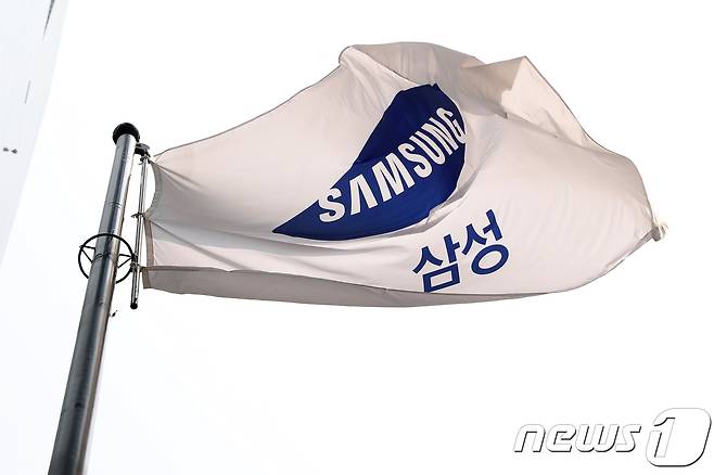 서울 서초구 삼성전자 서초사옥에 걸린 깃발이 바람에 나부끼는 모습/뉴스1 © News1
