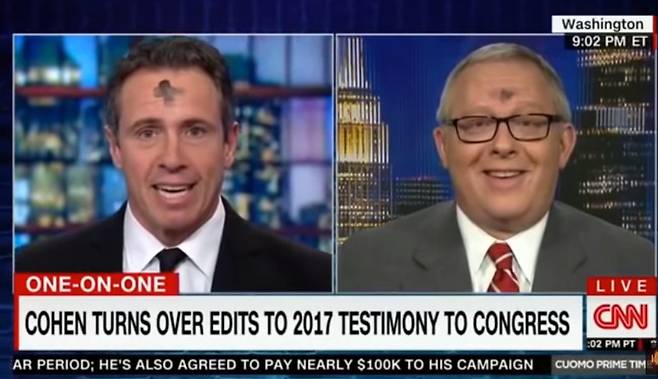 기독교 사순절 시작일인 6일 <시엔엔>(CNN)의 크리스 쿠오모 앵커(왼쪽)와 공화당 선거전략가가 이마에 검은 재로 십자가를 그린 채 화상 인터뷰를 하고 있다. <CNN> 화면 갈무리