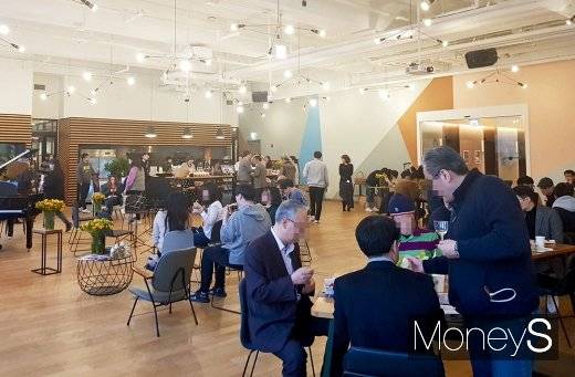 서울 중구에 위치한 공유오피스업체 위워크 을지로지점에서 열린 네트워킹 파티. /사진=류은혁 기자