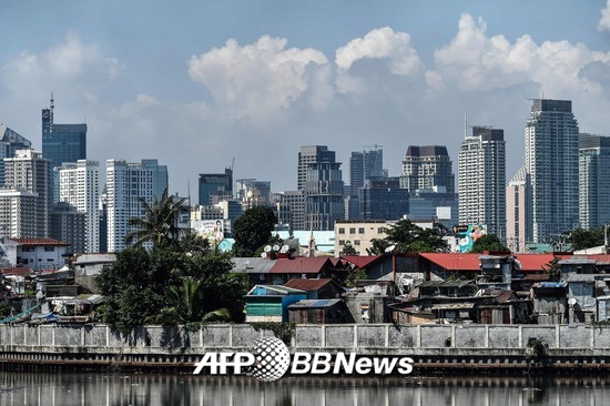 2017년 8월 필리핀 마카티시의 풍경. 앞부분엔 슬럼가가 위치하고, 뒤켠엔 개발, 발전해가는 마카티시가 보인다. /AFPBBNews=뉴스1