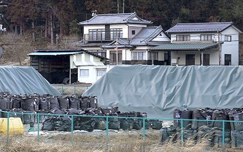 지난 2월 4일 일본 후쿠시마(福島)현 이다테무라의 한 주택가에 방사능 제염(오염제거) 작업의 폐기물이 쌓여있는 모습.