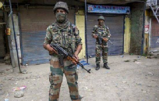 인도 정부는 카슈미르에서 계속해서 폭압적인 군정을 이어나가고 있으며, 1988년 폭동 때는 8만여명이 학살당하기도 했다. 그럼에도 이슬람교도에 대한 강압적 통치와 색출이 이어지면서 지역분쟁은 갈수록 심화되고 있다.(사진=AP연합뉴스)