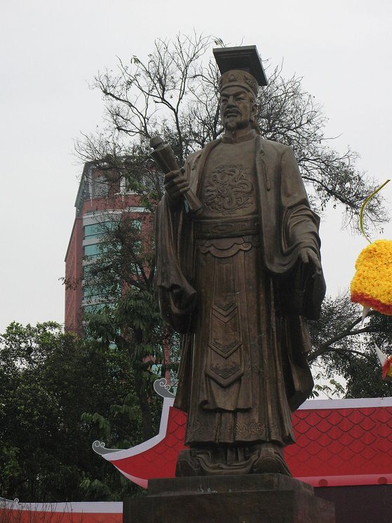 베트남 하노이에 있는 리타이또(리 왕조 태조) 황제 동상. [위키피디아]