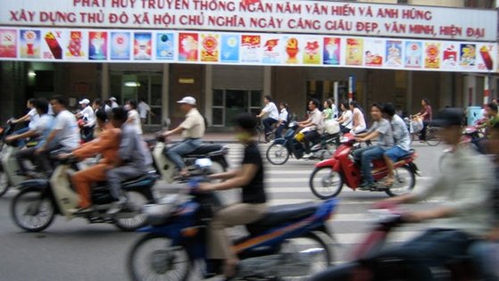 베트남 하노이 거리에 오토바이가 달리고 있다. [플리커]