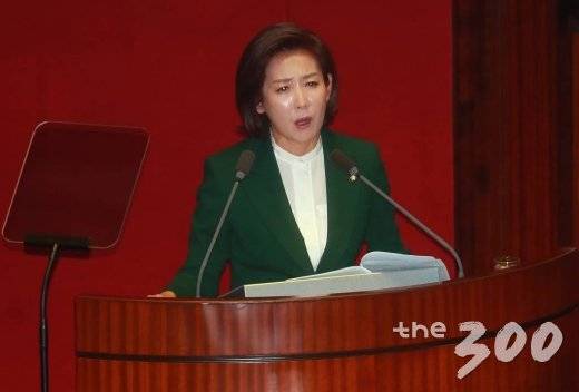 나경원 자유한국당 원내대표가 12일 오전 서울 여의도 국회에서 열린 3월 임시국회 3차 본회의에서 교섭단체 대표연설을 하고 있다. 나 원내대표는 이날 연설에서 "문재인 대통령은 김정은 위원장의 수석대변인"이라고 발언해 더불어민주당의 항의를 받았다. /사진=이동훈 기자