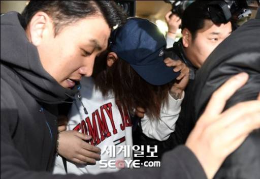 예능프로그램 촬영을 위해 미국에 머물던 가수 정준영(30)이 12일 오후 인천국제공항을 통해 귀국하고 있다. 인천공항=한윤종 기자