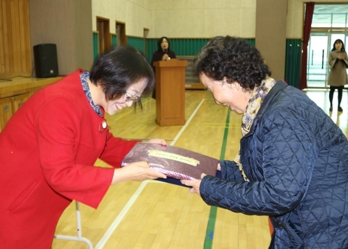 신입생 학용품 선물 받는 김풍자(오른쪽) 할머니 [회인초등학교 제공]