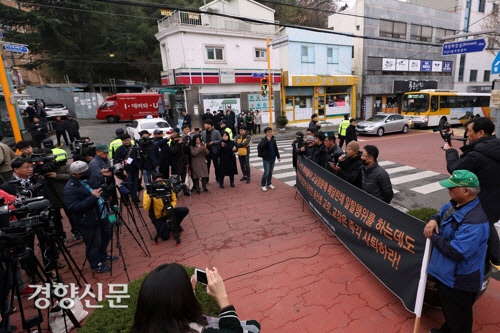 보수단체 회원들이 15일 광주 동구 동산초등학교 정문 앞에서 기자회견을 열고 있다.   │연합뉴스 제공