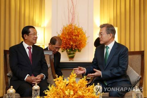훈센 총리와 환담하는 문 대통령 (프놈펜=연합뉴스) 황광모 기자 = 캄보디아를 국빈방문 중인 문재인 대통령이 14일 오후(현지시간) 친교 만찬을 하기 위해 숙소 호텔을 방문한 훈센 캄보디아 총리와 만찬 전 환담하고 있다. 문 대통령은 이날 저녁 캄보디아 동포들과 만찬을 하기로 예정했었지만, 훈센 총리의 요청으로 간담회만 참석한 뒤 훈센 총리와 친교 만찬을 했다. 2019.3.14 hkmpooh@yna.co.kr