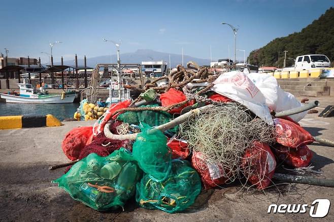 14일 서귀포시 보목동 인근 해상에서 주운 해양쓰레기들이 수북히 쌓여있다. 주로 캔, 플라스틱, 폐그물, 폐주낙 등이다. 2019.03.17/뉴스1 © 뉴스1