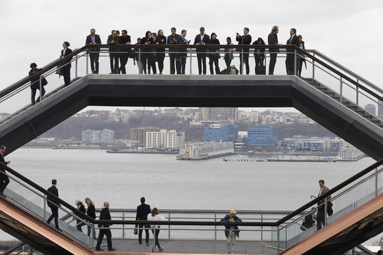 15일 베슬의 최고층에 오른 관람객들이 맨해튼 풍경을 감상하고 있다.[AP=연합뉴스]