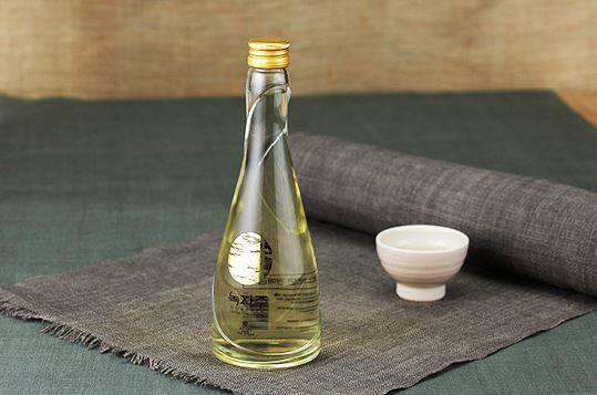 농촌진흥청이 개발하고 이 기술을 이전 받은 명가원이 상품화한 조선시대 전통주 ‘녹파주’. 농진청 제공