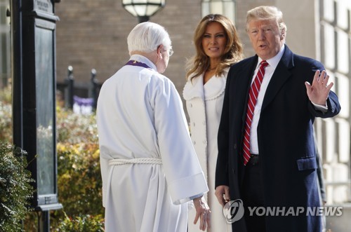 도널드 트럼프 미 대통령 성 패트릭의 날을 맞아 부인 멜라니아 여사와 함께 교회를 찾은 트럼프 대통령     Sunday, March 17, 2019 (AP Photo/Carolyn Kaster)