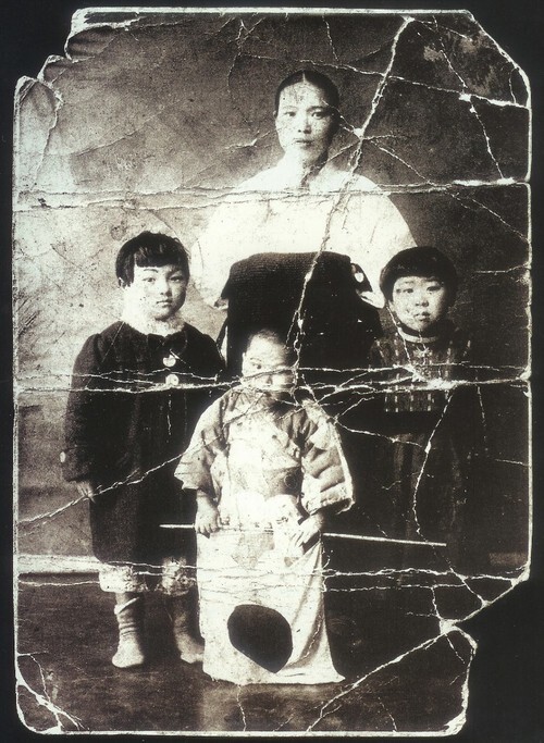 일본 규슈 후쿠오카 치쿠호 탄광에 강제연행되어 혹사당하다 사망한 한국인 노동자의 품에서 나온 가족사진.
