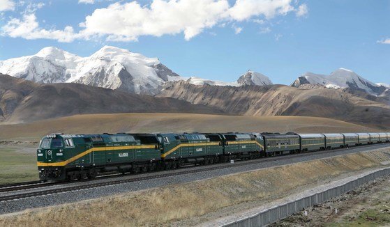 2006년 개통한 칭짱철도를 달리는 열차. 배경으로 티베트의 설산이 보인다. [중앙포토]