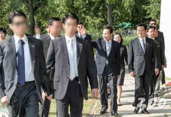 2008년 8월 26일 서울숲에서 열린 한중 청년 대표단 간담회. 사진 왼쪽 경호관 옷 아래 총이 보인다. /사진=청와대 제공