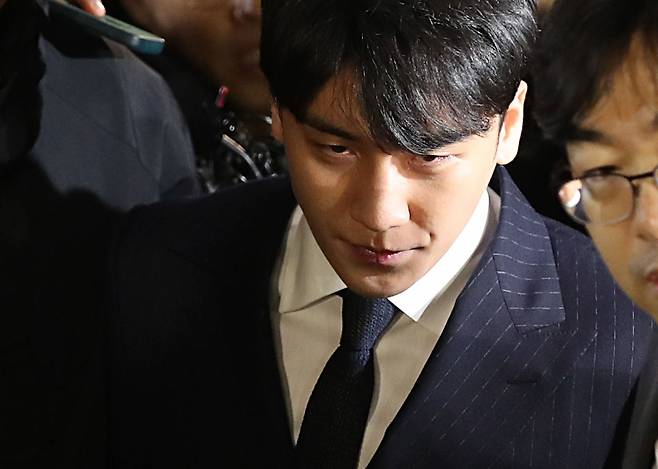 최근 서울지방경찰청에서 피의자 신분으로 소환 조사를 받은 후 귀가하는 승리의 모습. /사진=뉴시스 김진아 기자