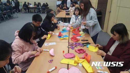 【대전=뉴시스】= 대전의 한 학교에서 학생들이 만지면서 배우는 수학교육 프로그램에 참여하고 있다. 한 연구결과에 따르면 수학을 어려워하는 학습부진 학생들은 대부분 분수에서부터 어려워하는 것으로 나타났다. 2017.10.30.(뉴시스 제공) photo@newsis.com