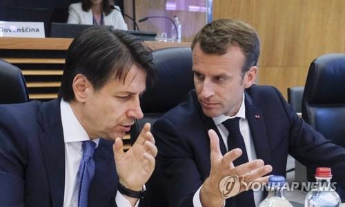 주세페 콘테 이탈리아 총리(왼쪽)과 에마뉘엘 마크롱 프랑스 대통령 [EPA=연합뉴스]