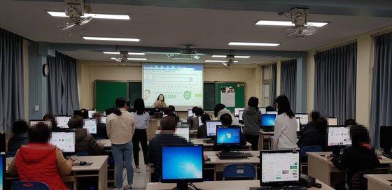 지난 23일 오후 충남 홍성여중 부설 방통통신중학교 신입생들이 컴퓨터 수업을 받고 있다. 신진호 기자