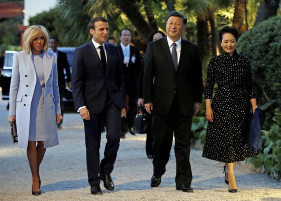 이탈리아를 먼저 방문한 시진핑 주석이 프랑스 니스로 들어오자 마크롱 대통령 부부가 남부로 가 비공식 만찬을 했다. [AP=연합뉴스]