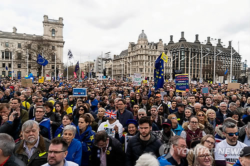 "브렉시트 반대" 100만명 시위…의회 청원은 530만명 돌파 (런던 AFP=연합뉴스) 영국 수도 런던에서 주말인 23일(현지시간) 100만명 이상의 시민이 참가한 가운데 브렉시트(유럽연합 탈퇴) 반대와 제2 국민투표 개최 등을 요구하는 대규모 집회가 열리고 있다. 브렉시트를 놓고 영국 정치권이 제대로 대처하지 못하면서 국가적 혼란이 가중되는 가운데, 25일 0시 현재 브렉시트 취소를 요구하는 의회 청원의 서명자 수가 531만3천616명을 기록했다. leekm@yna.co.kr