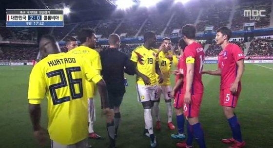 한국 콜롬비아 경기에서 후반 17분 에드윈 카르도나가 기성용을 향해 인종차별 행위을 하고 있다