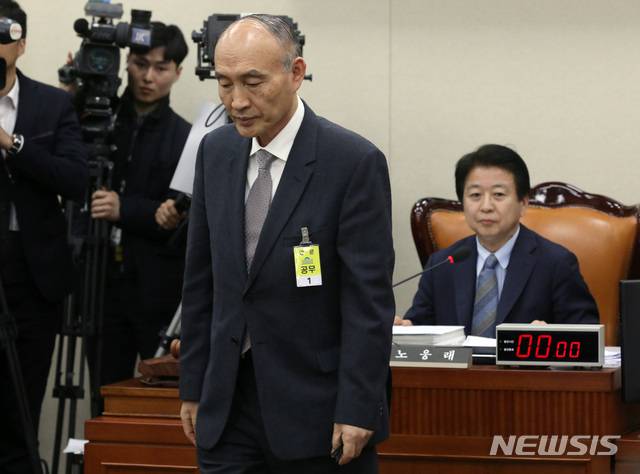【서울=뉴시스】박영태 기자 = 27일 오전 서울 영등포구 여의도 국회에서 열린 과학기술정보방송통신위원회 전체회의 과학기술정보통신부장관(후보자 조동호) 인사청문회에서 조동호 후보자가 선서문을 노웅래 위원장에 전달한 후 자리로 돌아오고 있다. 2019.03.27.since1999@newsis.com