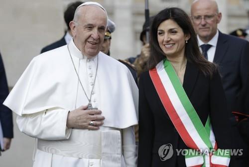 26일 로마시청을 방문한 프란치스코 교황(왼쪽)이 비르지니아 라지 시장과 환담하고 있다. [AP=연합뉴스]