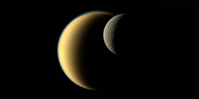 토성의 가장 큰 위성인 타이탄(Titan)과 두번째로 큰 레아(Rhea)