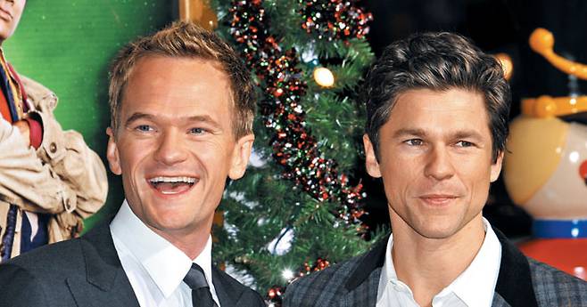 닐 패트릭 해리스는 동성애자다. 아역 배우라는 편견도 딛고 연기하며 노래를 부른다. 즐거운 그를 보고 있노라면 언제든 편이 되어주고 싶다. 사진은 2011년 영화 '해럴드와 쿠마의 크리스마스' LA 시사회에서 닐 패트릭 해리스(왼쪽)와 연인 데이비드 버트카의 모습. / 셔텨스톡