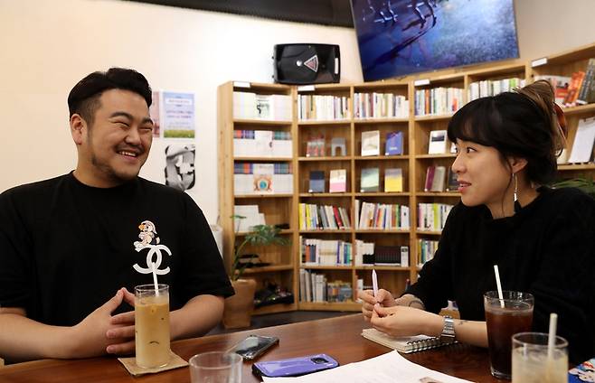 박상영 작가와 요조가 한겨레신문사 근처 카페에서 이야기를 나누고 있다. 강재훈 선임기자