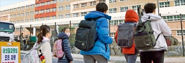 < 초·중등생 같은 학교서 공부 > 서울 첫 초·중등 통합학교인 해누리초·중이음학교가 지난 6일 서울 가락동에서 개교했다. 학령인구가 감소함에 따라 설립된 통합학교는 전국 약 100개에 달한다. 29일 해누리초·중 학생들이 등교하고 있다. /허문찬 기자 sweat@hankyung.com