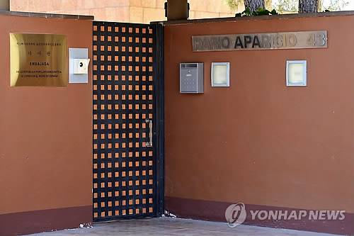 마드리드 北대사관…美, 스페인 北대사관 침입 용의자 행방 "정보 없다" (마드리드 AFP=연합뉴스) 스페인 마드리드 주재 북한대사관 정문. 28일(현지시간) 촬영한 사진이다. 미국 국무부는 지난달 스페인 주재 북한대사관에 대한 괴한 침입 사건의 용의자 가운데 2명이 미국에 있다는 외신 보도와 관련, "가진 정보가 없다"고 이날 밝혔다. leekm@yna.co.kr