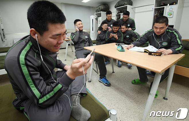 지난 1월31일 오후 '병(兵) 일과 후 휴대전화 사용' 시범운영 부대인 경기도 가평군 육군 수도기계화보병사단 혜산진부대 생활관에서 병사들이 통화와 문자메시지 전송, 인터넷 강의 시청 등 자유롭게 휴대전화를 사용하고 있다. © News1 사진공동취재단