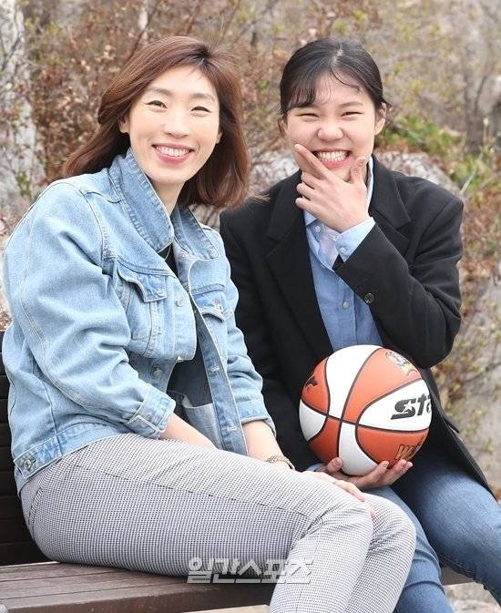 우리은행의 맏언니 임영희와 막내 박지현이 선수로 함께하는 마지막 수다를 떨었다. 최근 서울 번동 북서울 꿈의 숲에서 만난 임영희(왼쪽)와 박지현은 새로운 봄이 찾아올 것 이라고 입을 모았다. 양광삼 기자